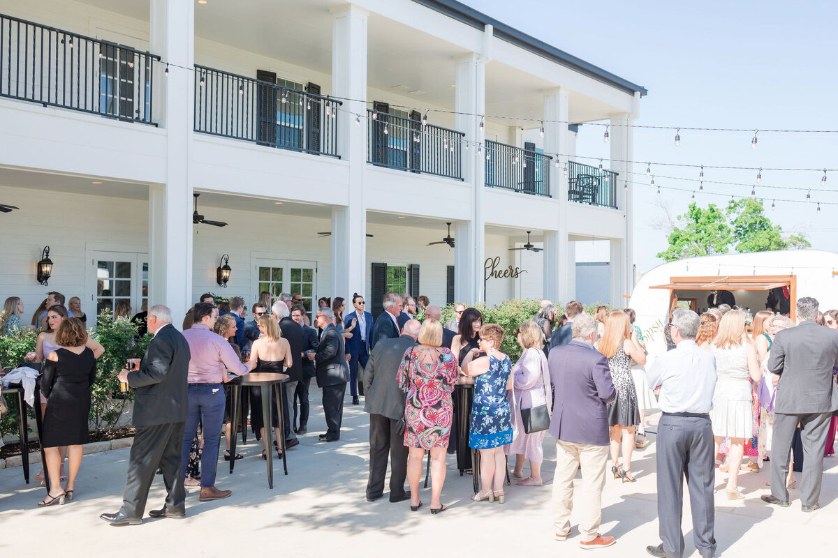 Kendall-Point-Texas-Wedding-Venue-Dawn-Elizabeth-Studios-041021-00003
