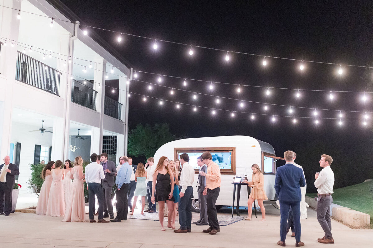 Kendall-Point-Texas-Wedding-Venue-Dawn-Elizabeth-Studios-041021-00001